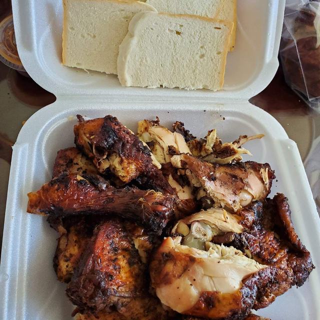 Jerk chicken with bread